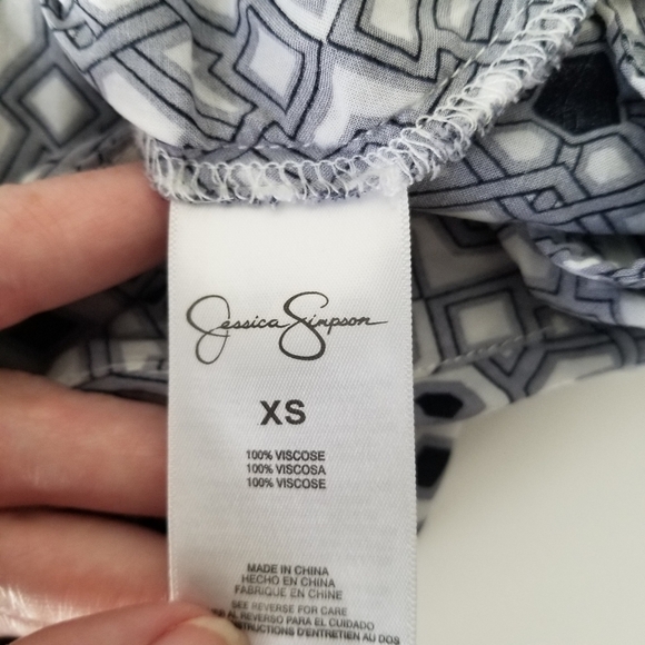 Jessica Simpson Women's Clover Geometric Print Blouse Size XS Gray/Navy - Picture 7 of 16